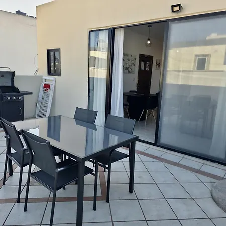 Mansions, Cozy Penthouse With Seaview & Bbq *