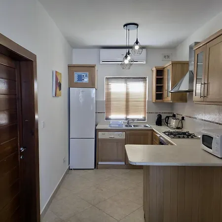 Mansions, Cozy Penthouse With Seaview & Bbq