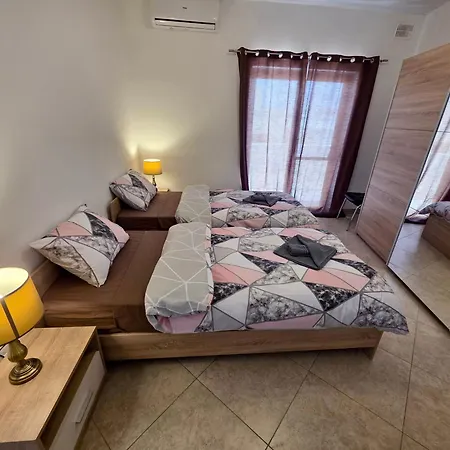 Mansions, Cozy Penthouse With Seaview & Bbq 아파트 Saint Julian's